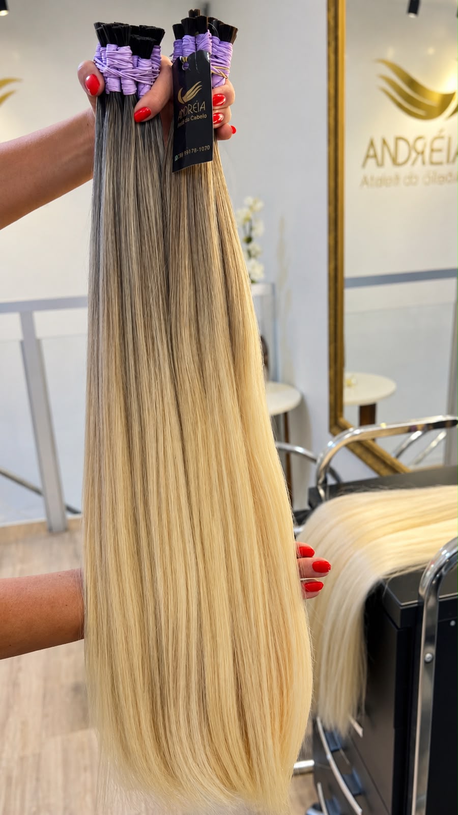 Mechas loiras longas preparadas no ateliê