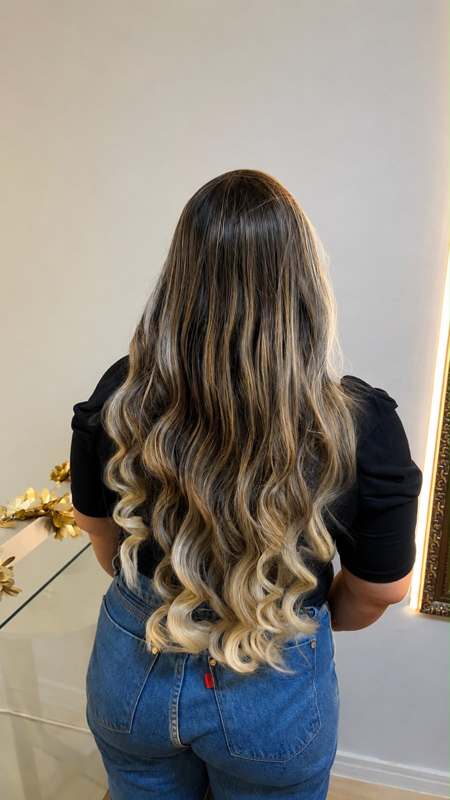 Depois da transformação com mega hair longo e ondas loiras
