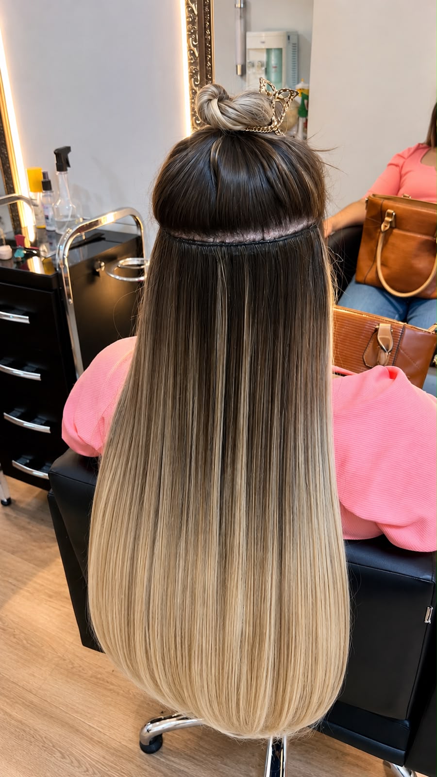 Mega hair loiro aplicado com acabamento alinhado